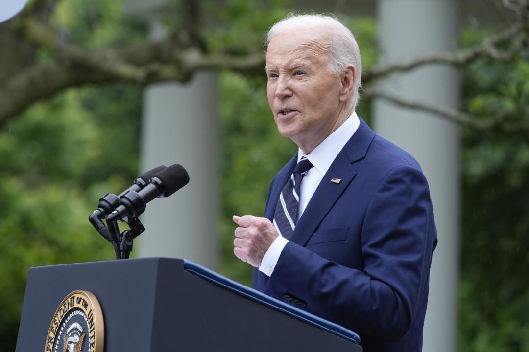 Il presidente Joe Biden ha parlato nel Rose Garden della Casa Bianca a Washington, martedì 14 maggio 2024, e ha annunciato l'intenzione di imporre nuove tariffe significative su veicoli elettrici, semiconduttori, apparecchiature solari e forniture mediche importate dalla Cina.  (Foto AP/Susan Walsh)