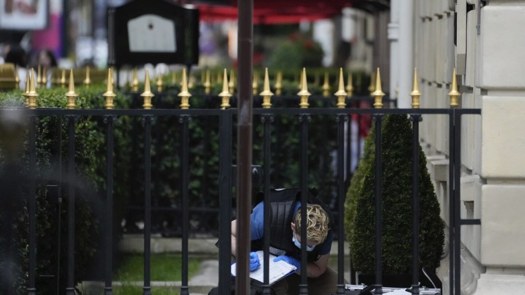 Ladri armati attaccano un negozio di lusso a Parigi, considerato il "gioielliere delle stelle"