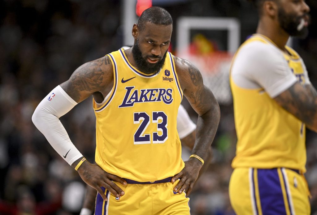LeBron James dei Lakers è indeciso sul suo futuro tra le voci di un'uscita della NBA dai playoff