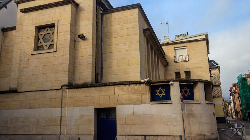 Rouen, Francia: la polizia ha ucciso a colpi d'arma da fuoco un aggressore armato mentre tentava di dare fuoco a una sinagoga