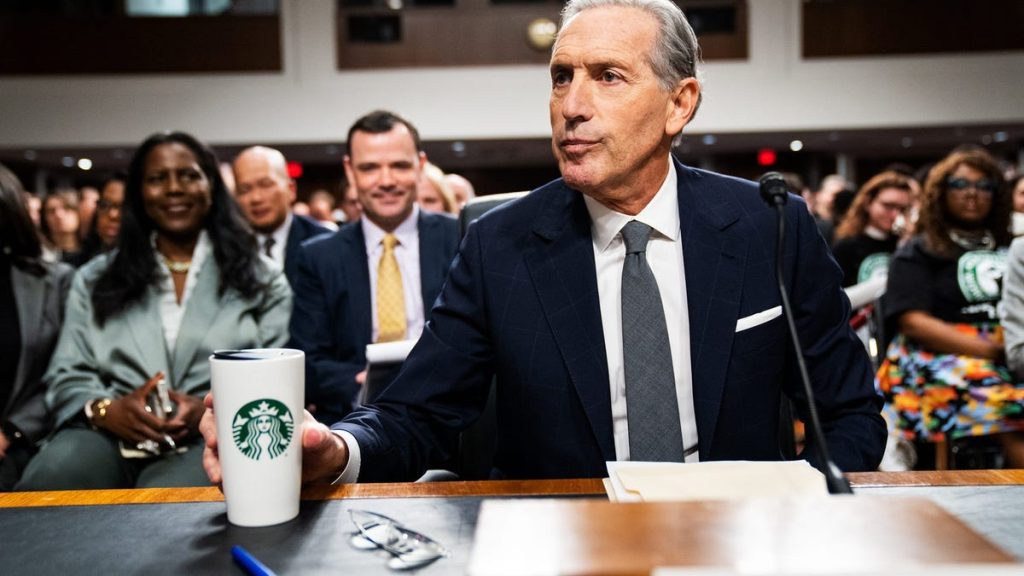 Starbucks deve rinnovare l'esperienza del negozio per aumentare le vendite: Howard Schultz