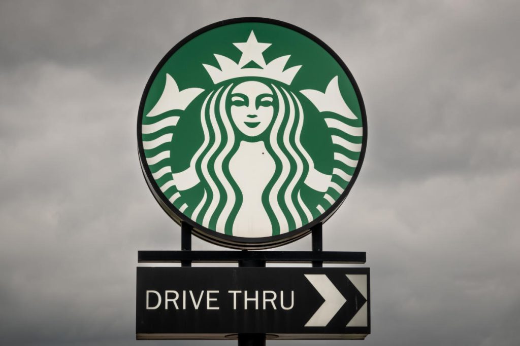 Starbucks sta rivedendo le sue linee guida per il 2024, dopo aver ampiamente mancato le stime sugli utili del secondo trimestre