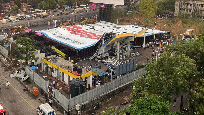 Un cartellone pubblicitario è crollato a Mumbai durante un temporale, uccidendo quattro persone