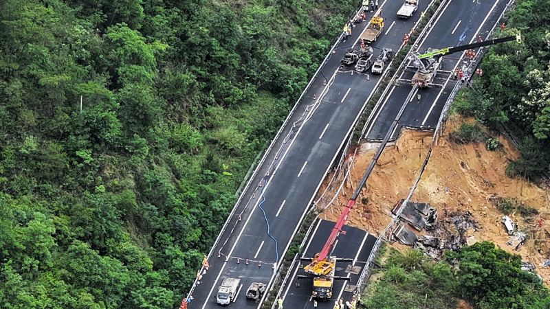 Un crollo autostradale uccide 24 persone nel sud della Cina