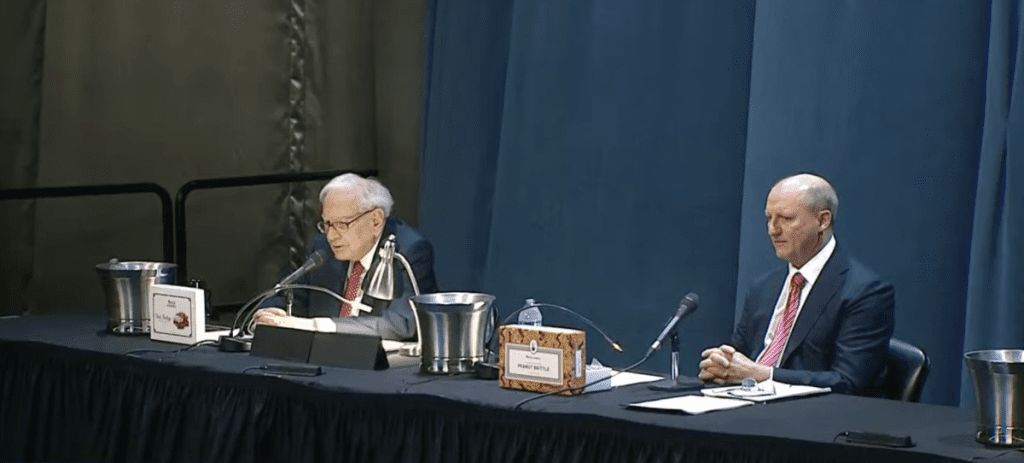 Warren Buffett sale sul palco per la prima volta senza Charlie Munger