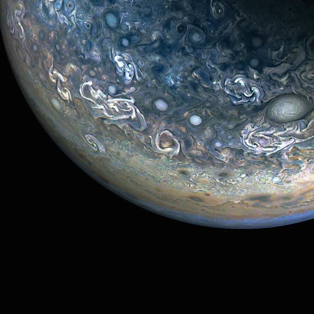 La navicella spaziale Juno della NASA cattura immagini straordinarie del caos colorato di Giove