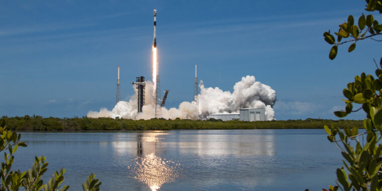Il razzo Falcon 9 dovrebbe tornare in volo entro martedì notte